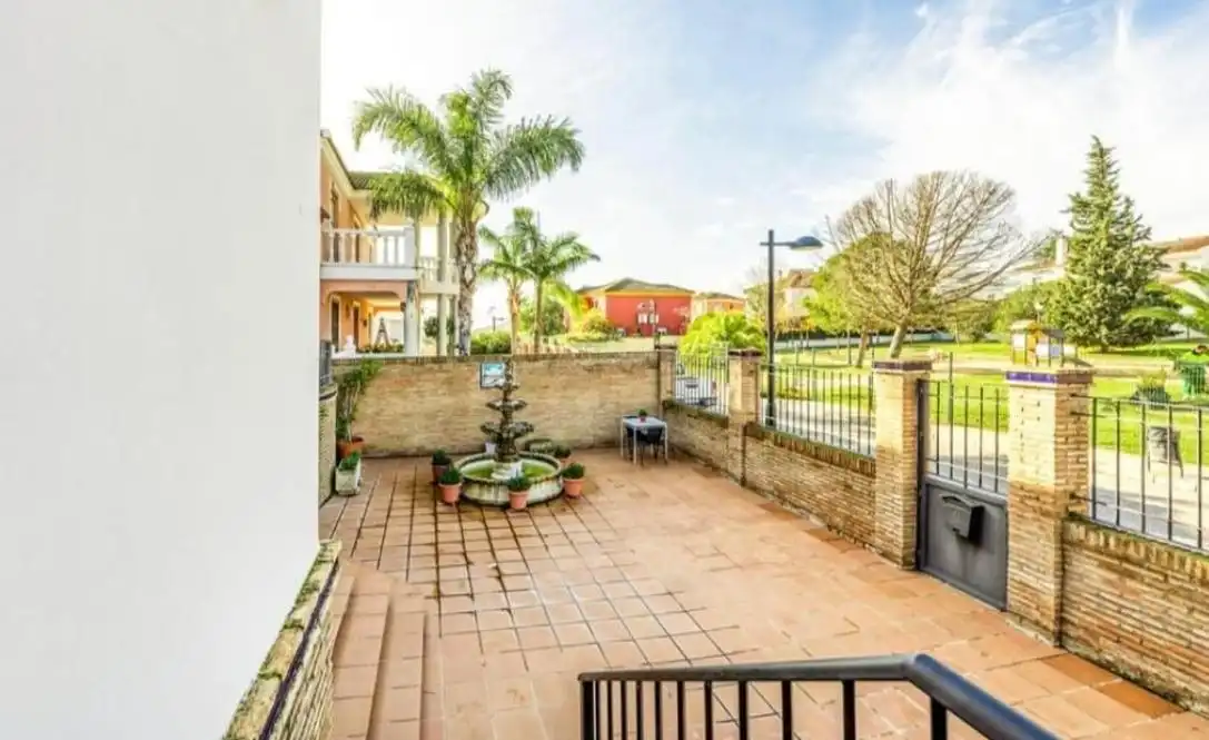 Terrassa de Casa o xalet en venda en Salteras amb Aire condicionat, Jardí privat i Piscina