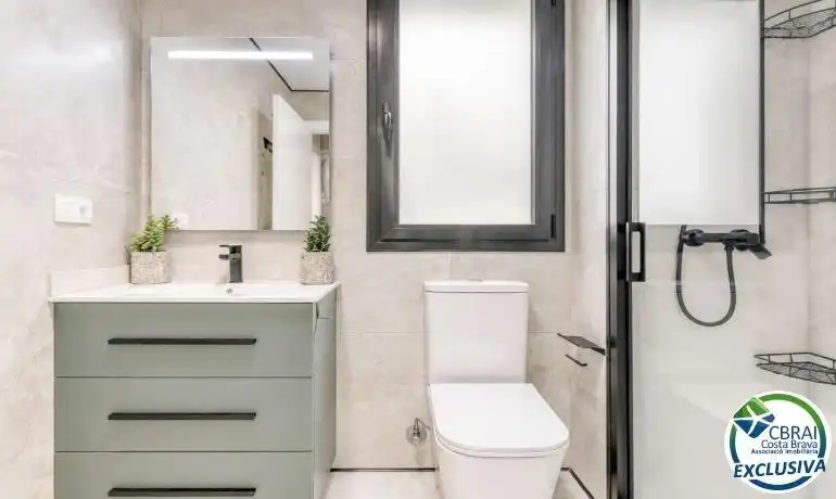 Bany de Apartament en venda en Figueres amb Parquet, Terrassa i Traster