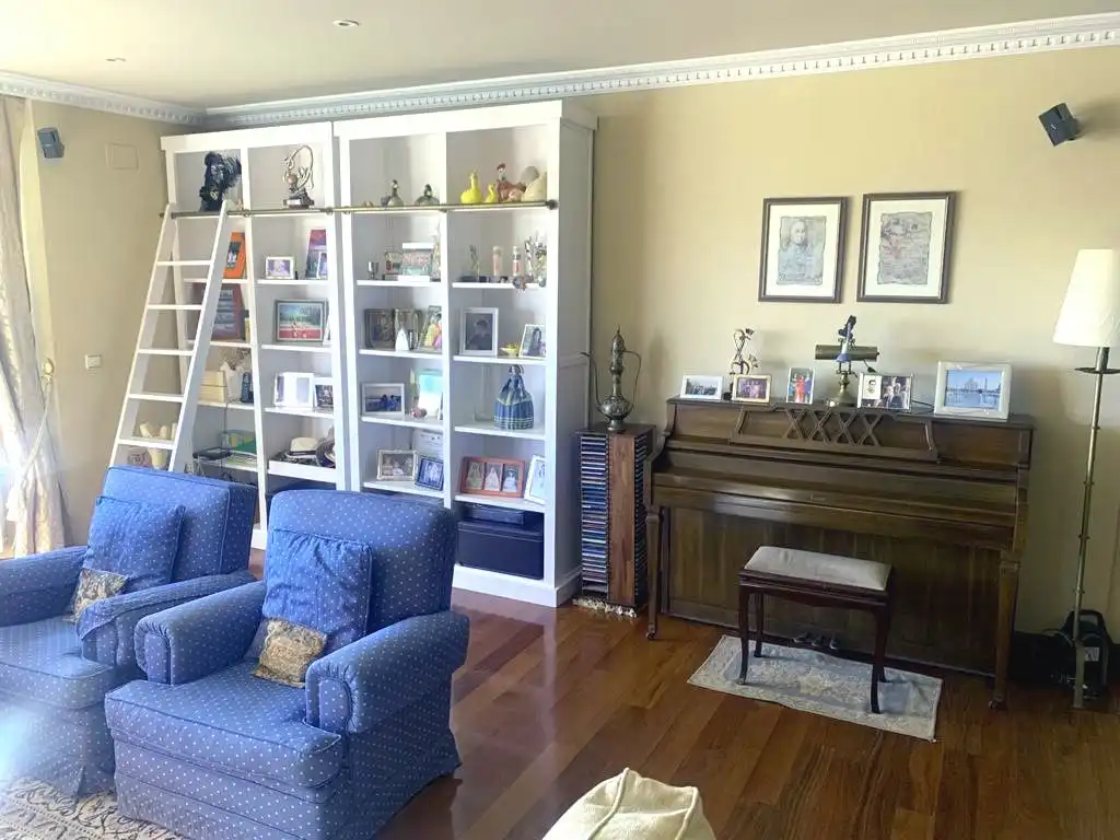 Wohnzimmer von Einfamilien-Reihenhaus zum Verkauf in Castro-Urdiales mit Heizung, Terrasse und Abstellraum
