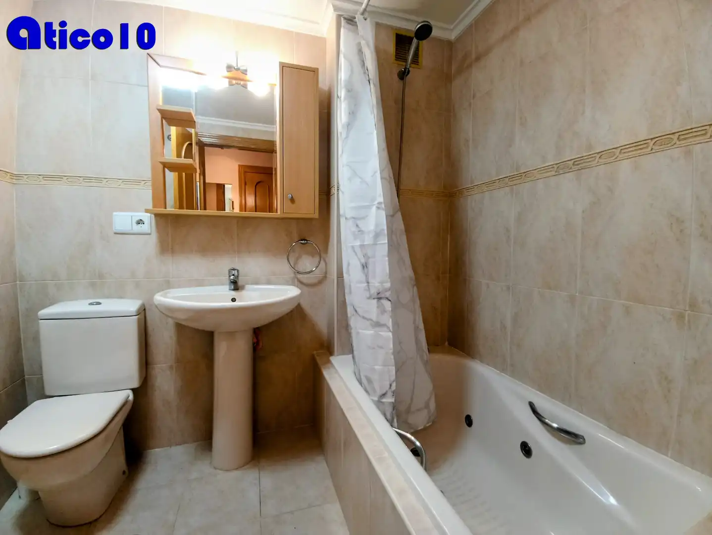 Baño de Apartamento de alquiler en Gijón  con Calefacción, Parquet y Trastero