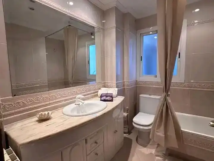 Badezimmer von Wohnungen zur Miete in  Madrid Capital mit Balkon