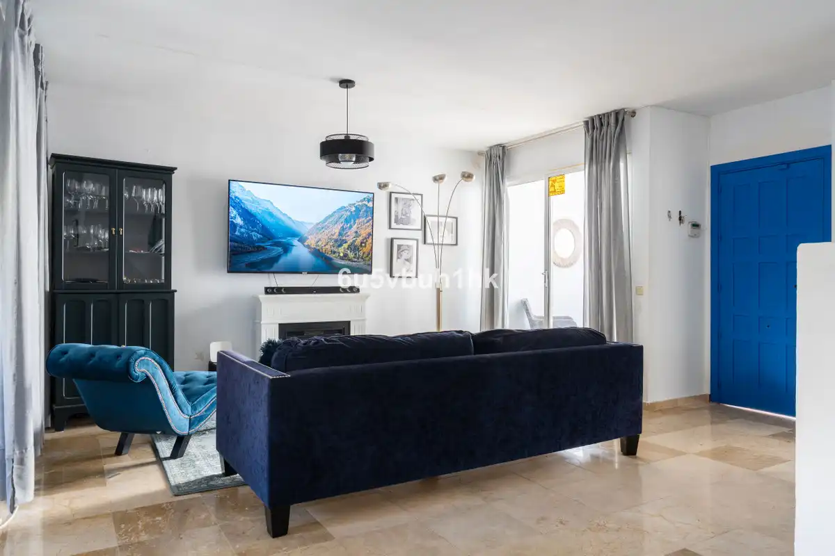 Wohnzimmer von Einfamilien-Reihenhaus zum Verkauf in Marbella mit Klimaanlage und Terrasse