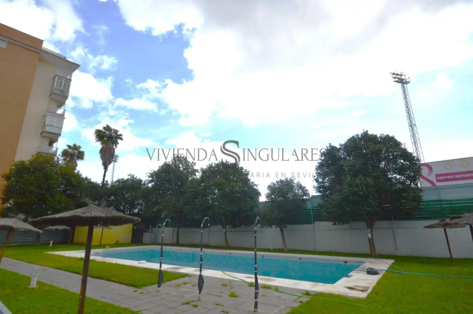 Piscina de Piso en venta en Sevilla con Aire acondicionado, Terraza y Piscina comunitaria