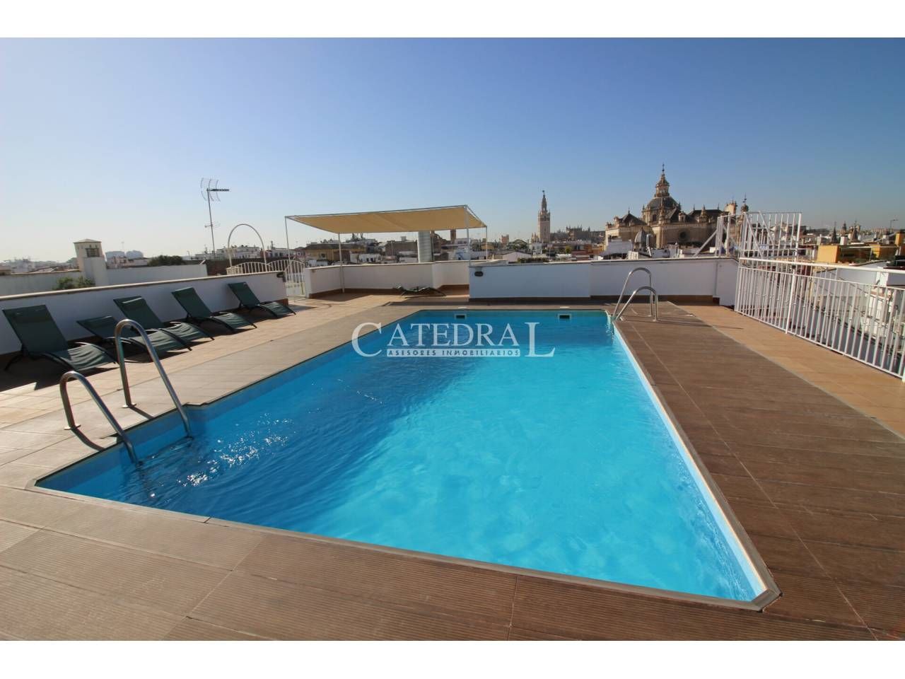 Piscina de Apartament en venda en  Sevilla Capital amb Aire condicionat, Calefacció i Piscina comunitària