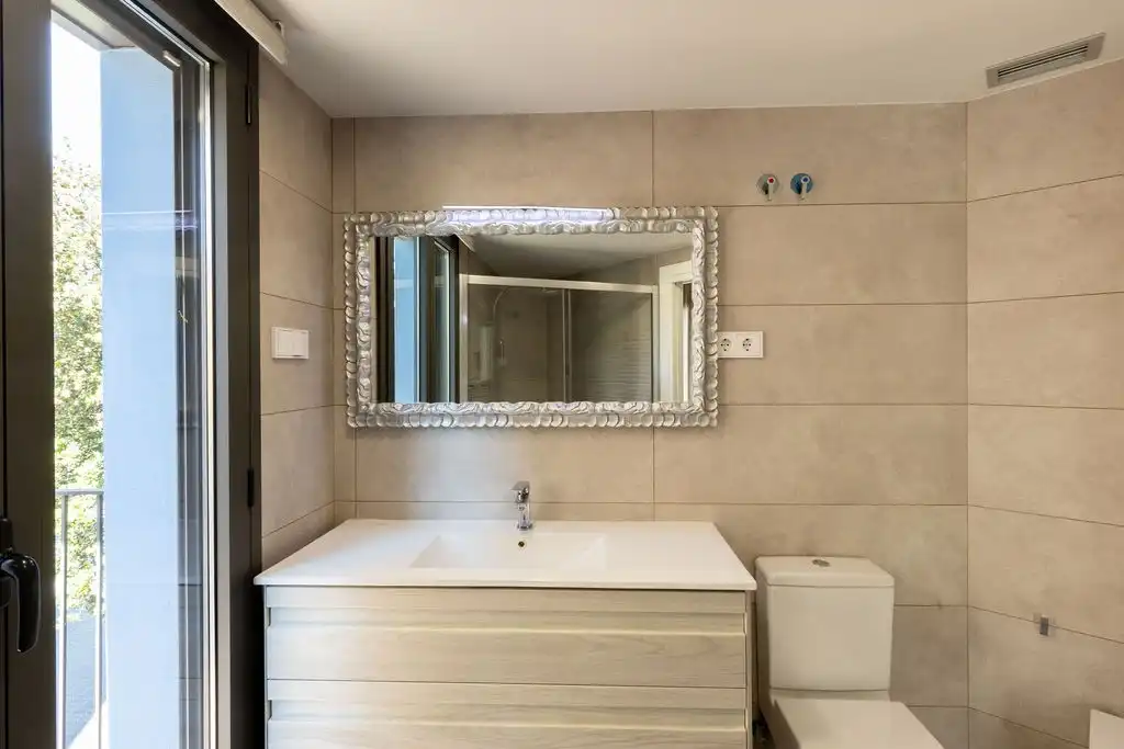 Badezimmer von Wohnung zum Verkauf in Arenys de Mar mit Klimaanlage, Terrasse und Abstellraum