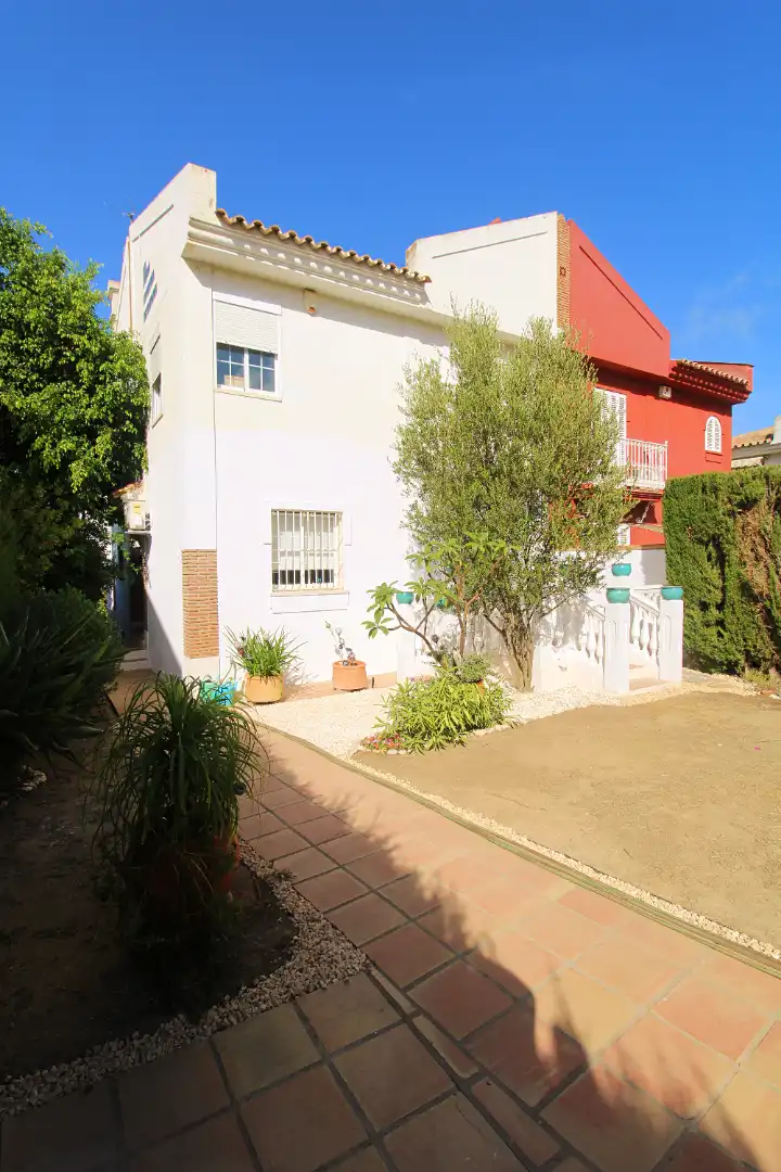 Vista exterior de Casa adosada en venda en Alhaurín de la Torre amb Aire condicionat, Calefacció i Jardí privat