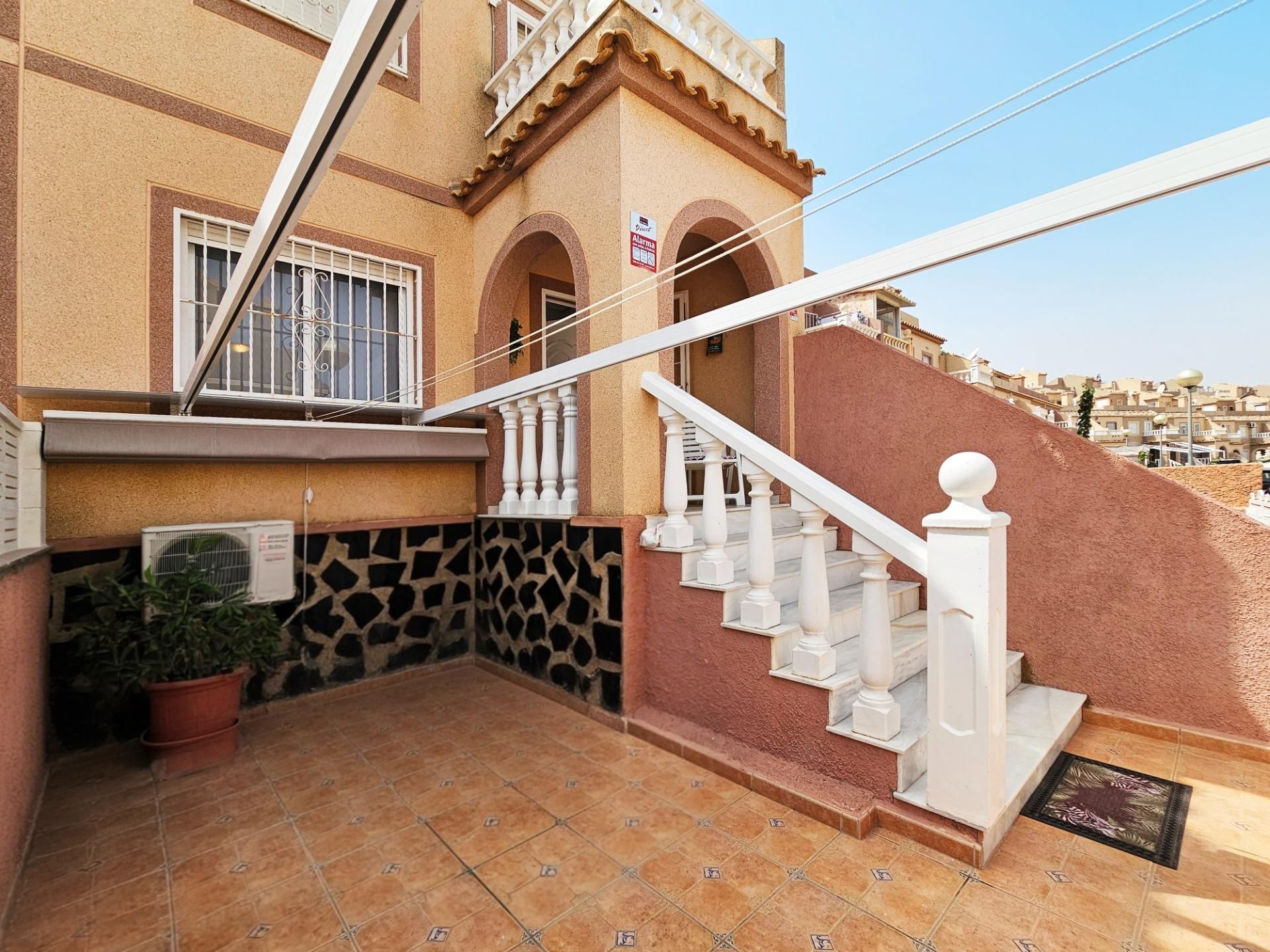 Vista exterior de Casa adosada en venda en Santa Pola amb Aire condicionat, Calefacció i Jardí privat