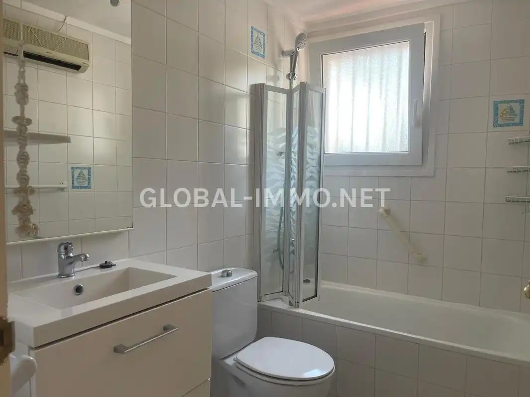 Badezimmer von Haus oder Chalet zum Verkauf in Empuriabrava mit Klimaanlage, Heizung und Terrasse