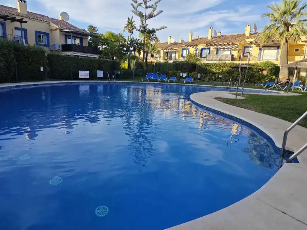 Piscina de Casa adosada en venta en Marbella