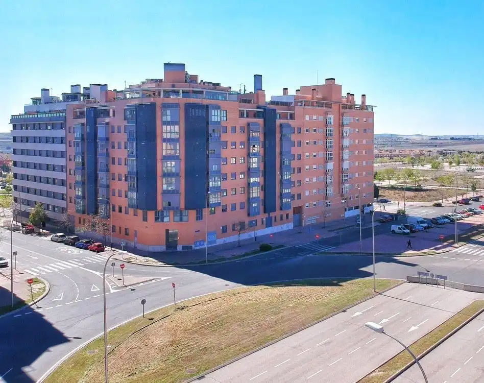 Außenansicht von Wohnung zum Verkauf in Madrid mit Heizung, Abstellraum und Gemeinschaftspool