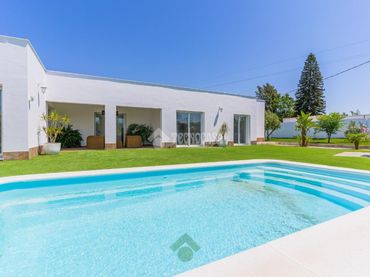 Country house with garden for sale in Barrio Nuevo