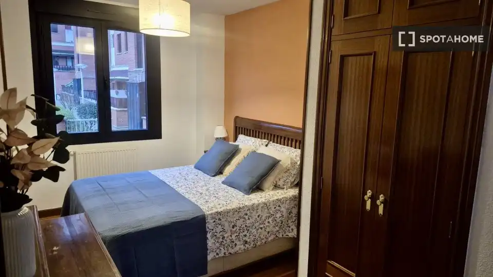 Dormitori de Apartament per a compartir en Castro-Urdiales amb Aire condicionat, Terrassa i Moblat