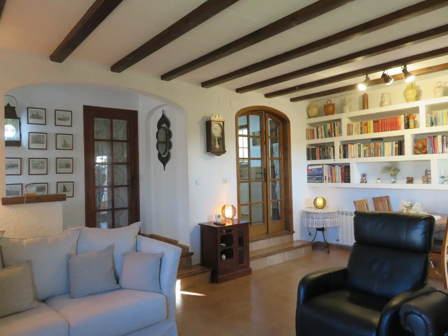 Sala de estar de Casa adosada en venta en L'Estartit con Aire acondicionado, Calefacción y Jardín privado
