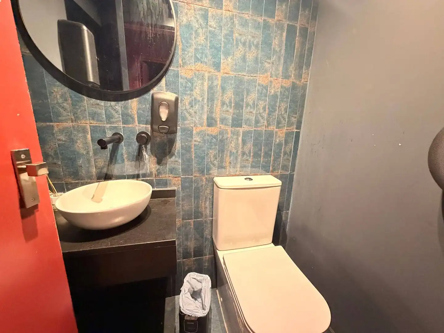 Bany de Local de lloguer en Benalmádena amb Aire condicionat i Moblat