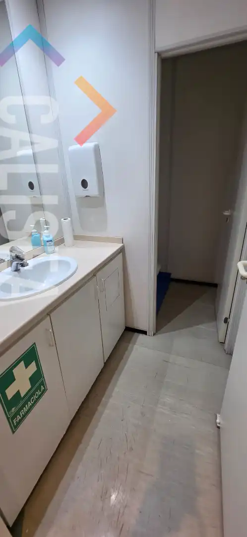 Baño de Nave industrial de alquiler en Sabadell