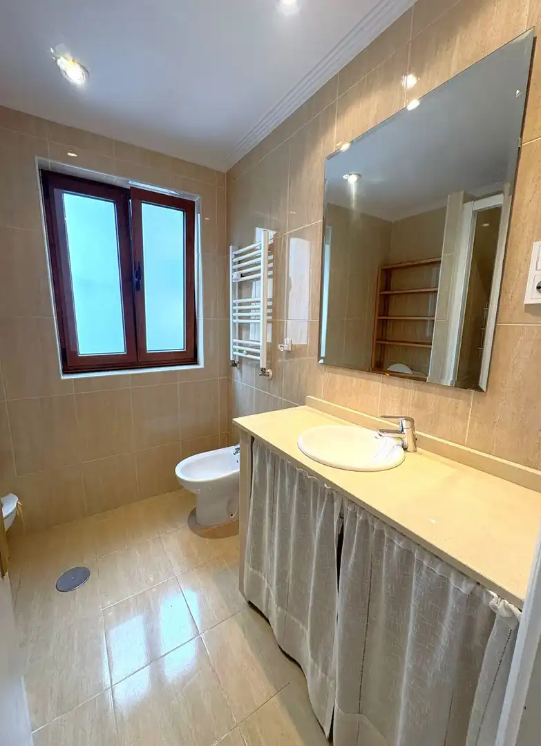 Badezimmer von Wohnung zur Miete in Oviedo  mit Heizung