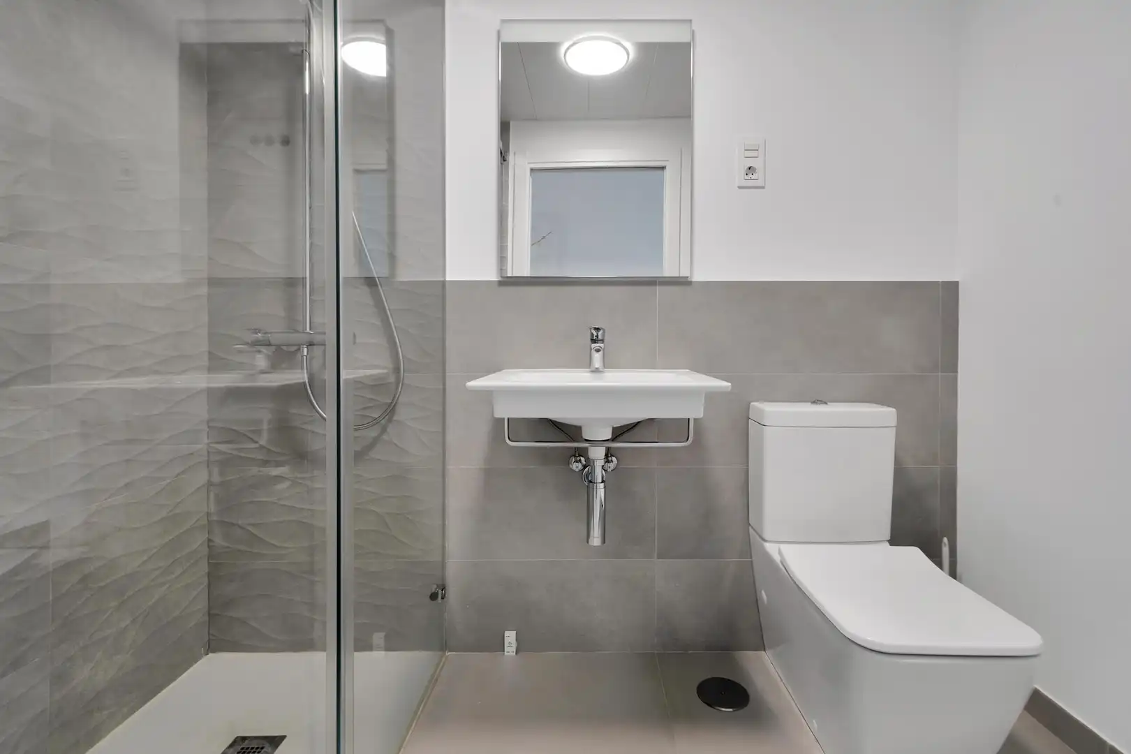 Baño de Ático en venta en Benalmádena con Jardín privado, Alarma y Piscina comunitaria