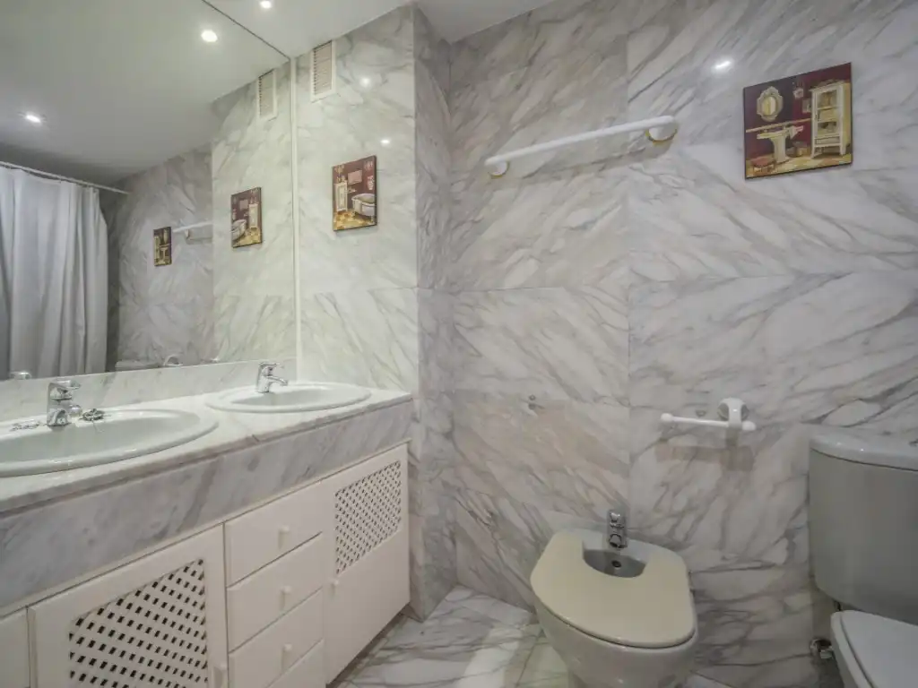Badezimmer von Wohnung zur Miete in Madrid mit Klimaanlage