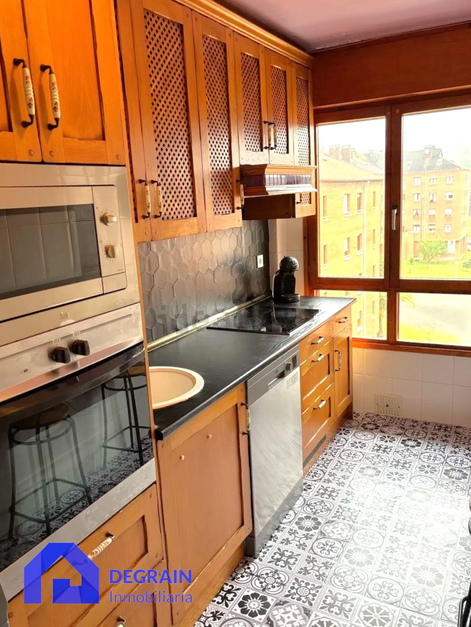 Cocina de Piso en venta en Oviedo  con Calefacción y Trastero