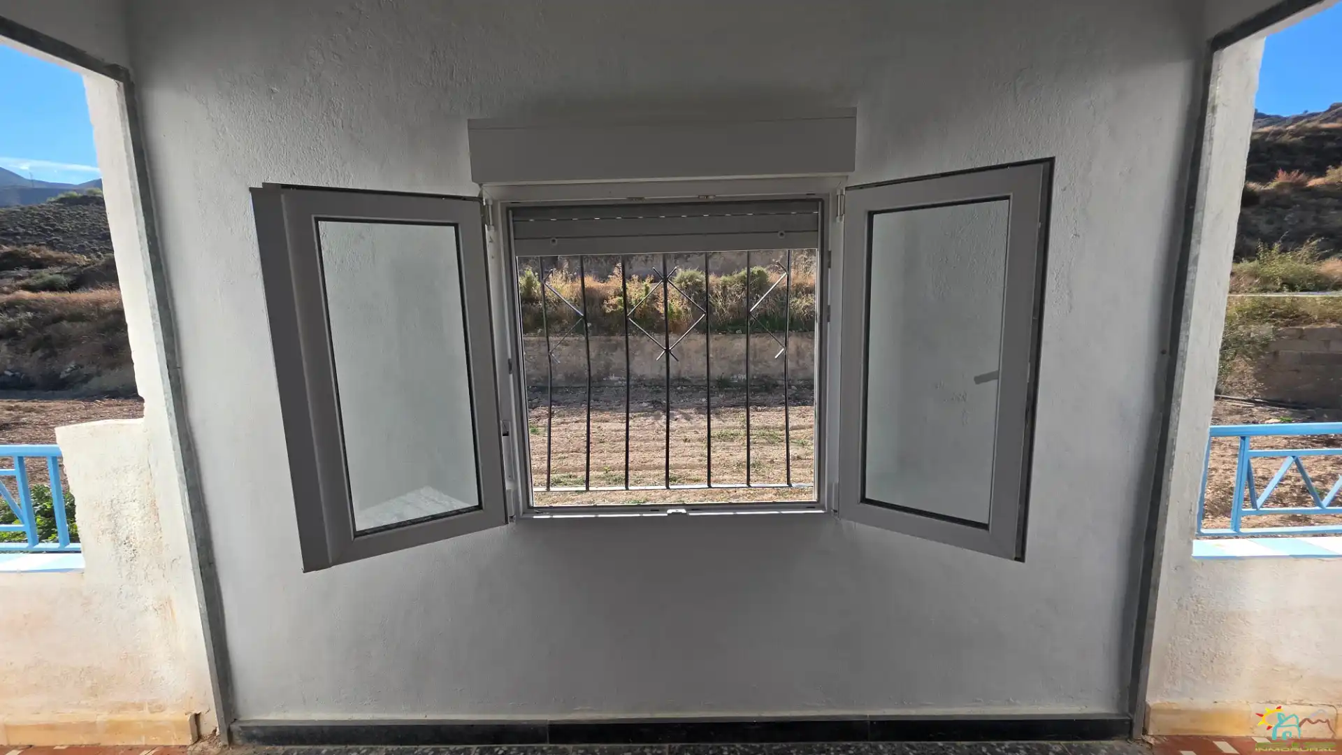 Vista exterior de Finca rústica en venda en Íllar amb Jardí privat, Terrassa i Moblat