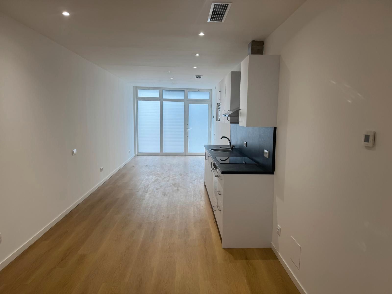 Kitchen of Planta baja to rent in Badalona  with Air Conditioner, Heating and Oven