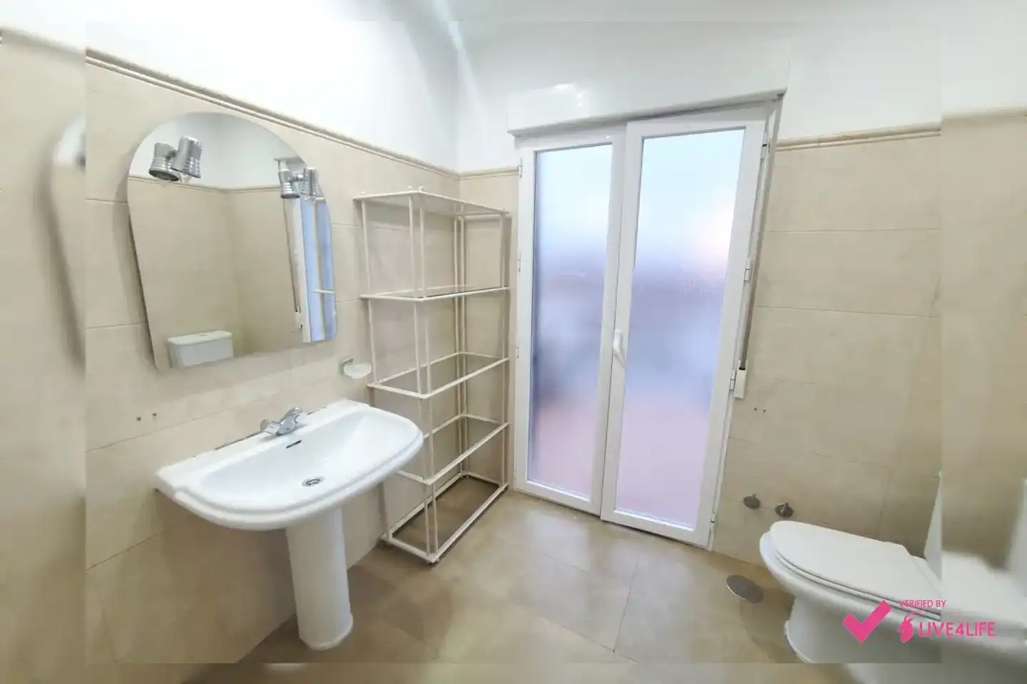Bathroom of Ground floor for share in Granada  with Heating, Terrace and Storage room