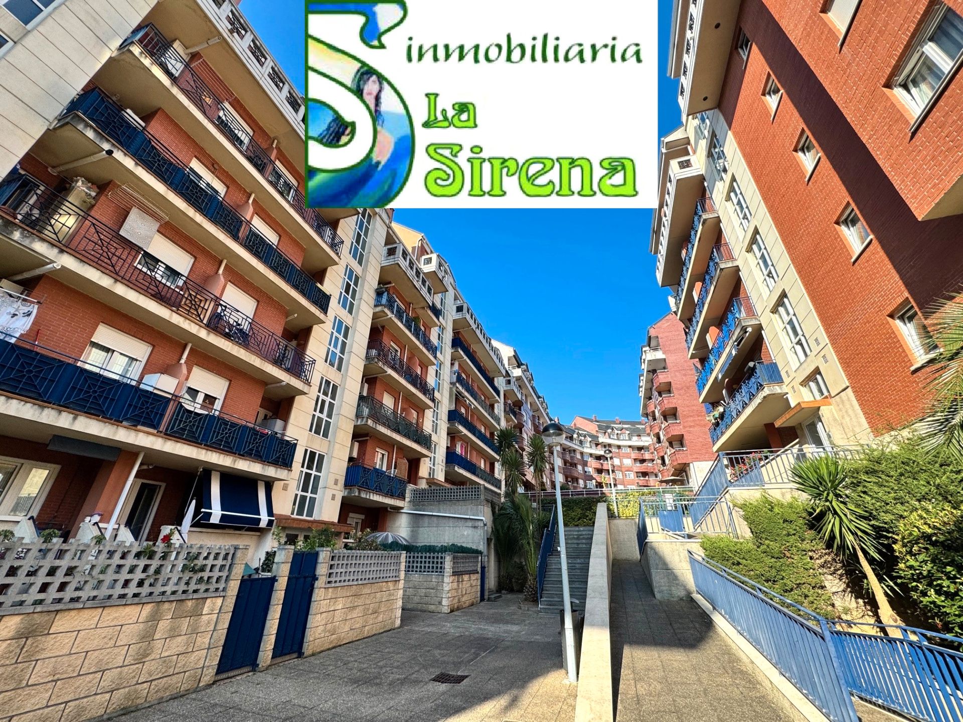 Vista exterior de Àtic en venda en Castro-Urdiales amb Calefacció, Terrassa i Piscina
