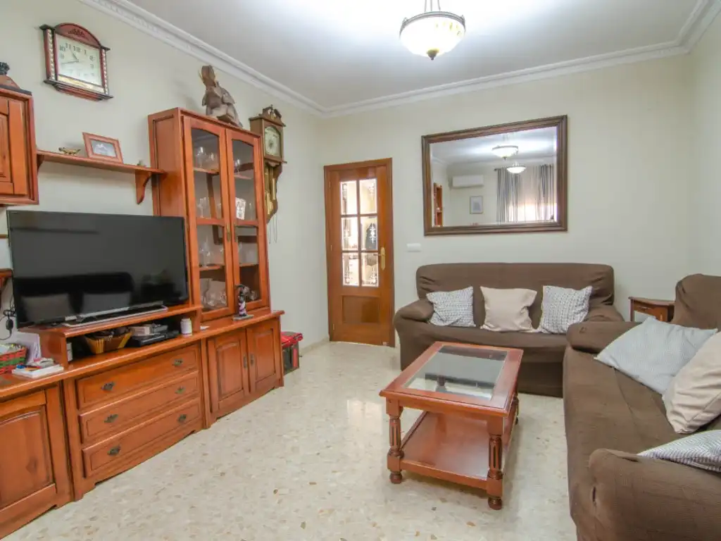 Sala d'estar de Casa o xalet en venda en La Rinconada