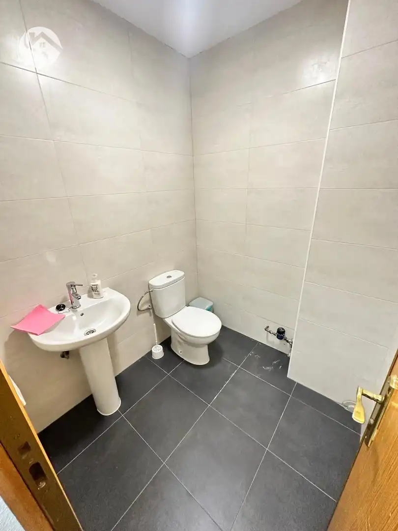 Baño de Local de alquiler en Cuenca con Aire acondicionado