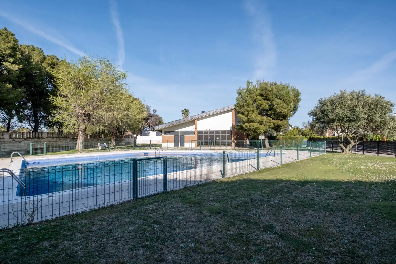 Swimming pool of Residential for sale in Zaragoza