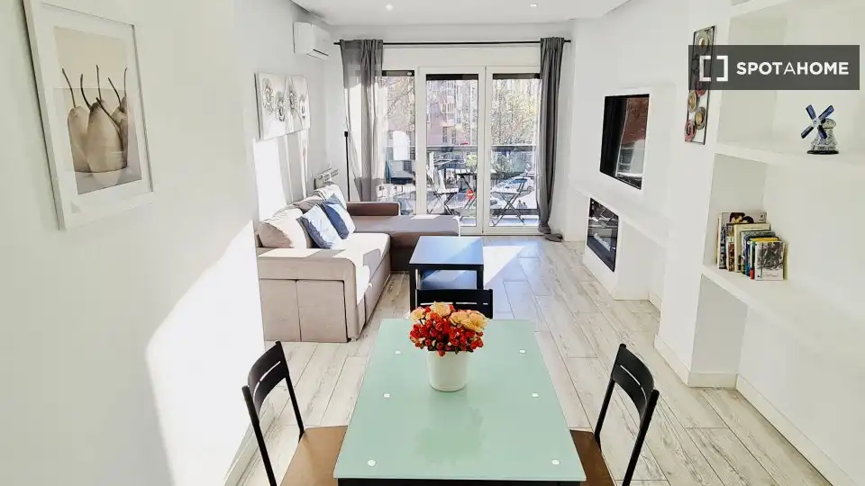 Living room of Flat for rent in Madrid  with Air Conditioner, Heating and Furnished