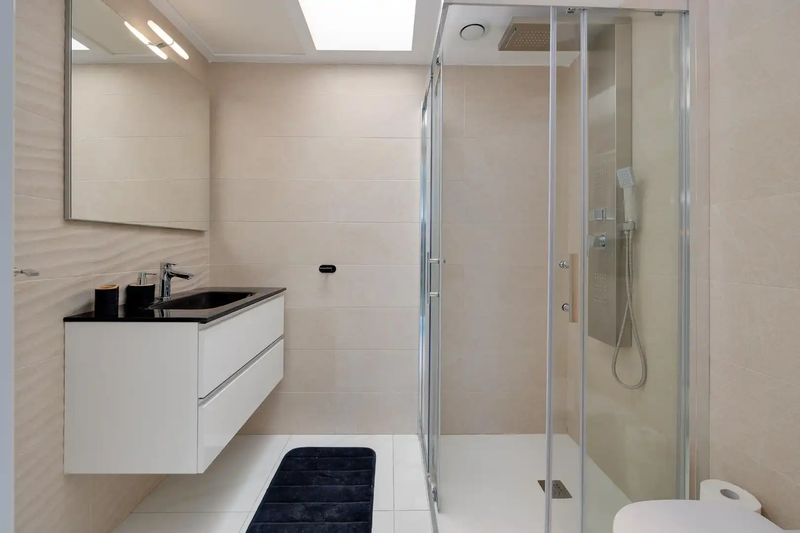 Badezimmer von Einfamilien-Reihenhaus zum Verkauf in Torrevieja mit Klimaanlage, Heizung und Terrasse