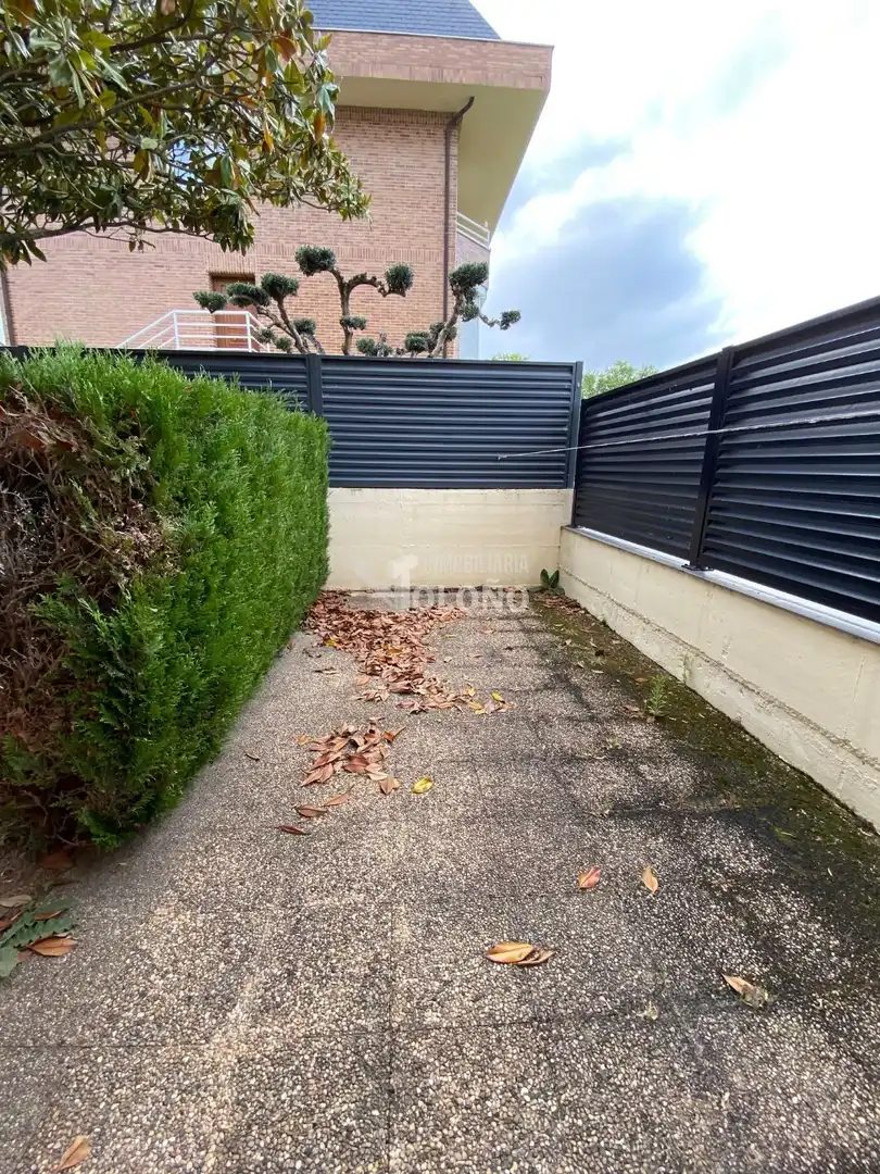 Aparcament de Casa o xalet en venda en Haro amb Calefacció, Jardí privat i Parquet