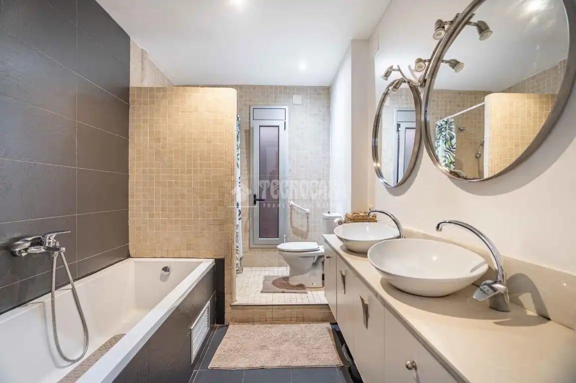 Baño de Piso en venta en Sant Vicenç Dels Horts con Aire acondicionado, Calefacción y Terraza