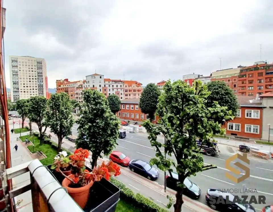 Vista exterior de Pis de lloguer en Bilbao  amb Calefacció i Balcó