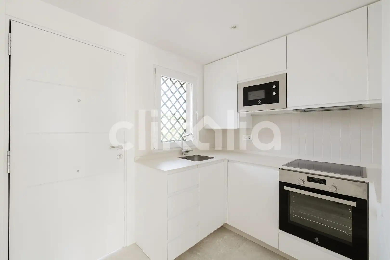 Küche von Wohnung zum Verkauf in Marbella mit Klimaanlage, Privatgarten und Terrasse