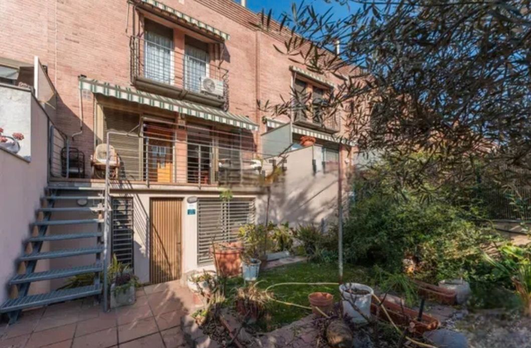 Vista exterior de Casa adosada en venda en Granollers amb Calefacció, Jardí privat i Moblat