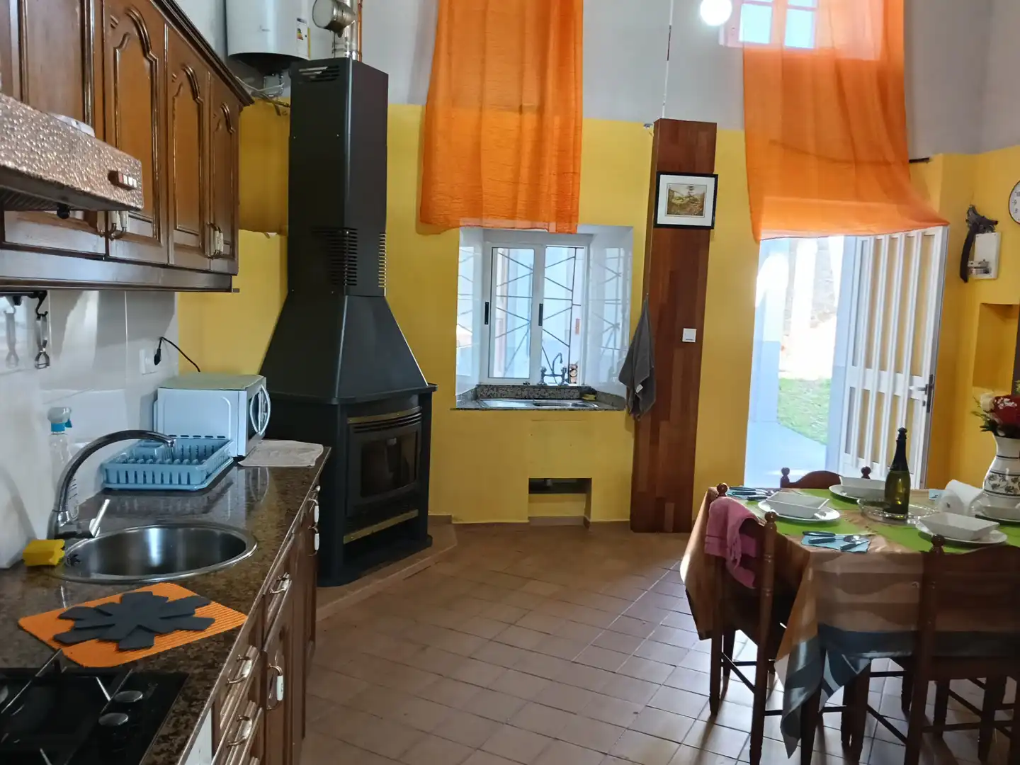 Küche von Einfamilien-Reihenhaus zum Verkauf in Carral mit Privatgarten und Abstellraum