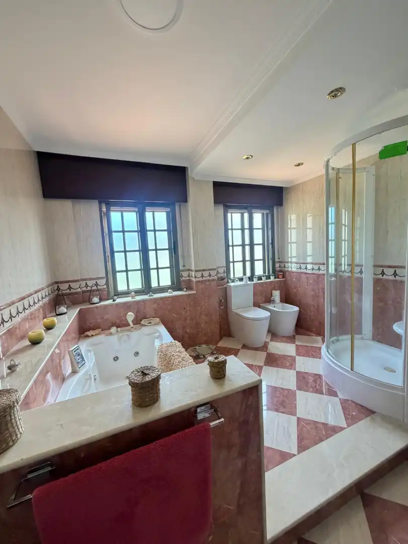 Baño de Piso de alquiler en Cangas  con Calefacción, Terraza y Amueblado