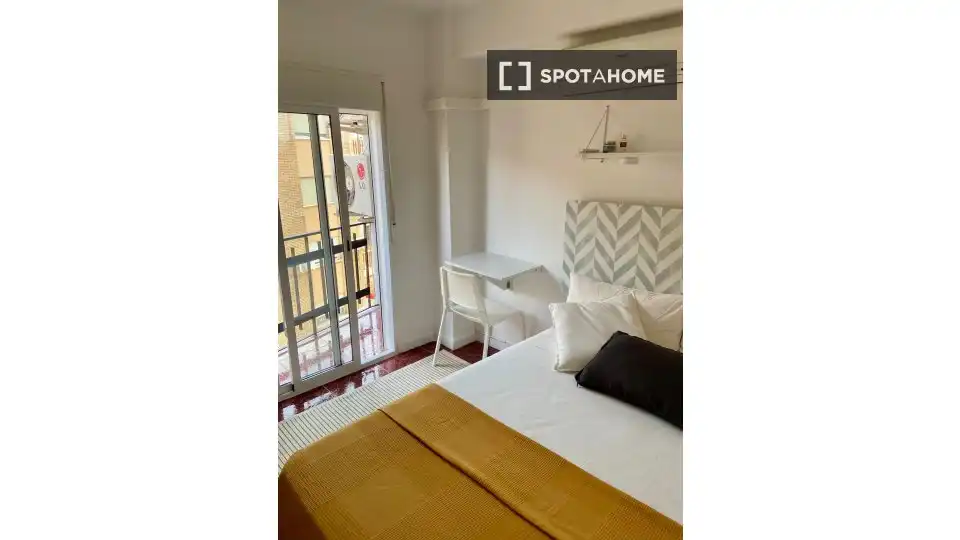 Room in Barrio de Benicalap