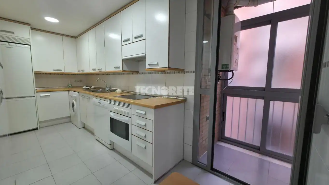 Cocina de Piso en venta en Guadalajara con Parquet y Piscina comunitaria
