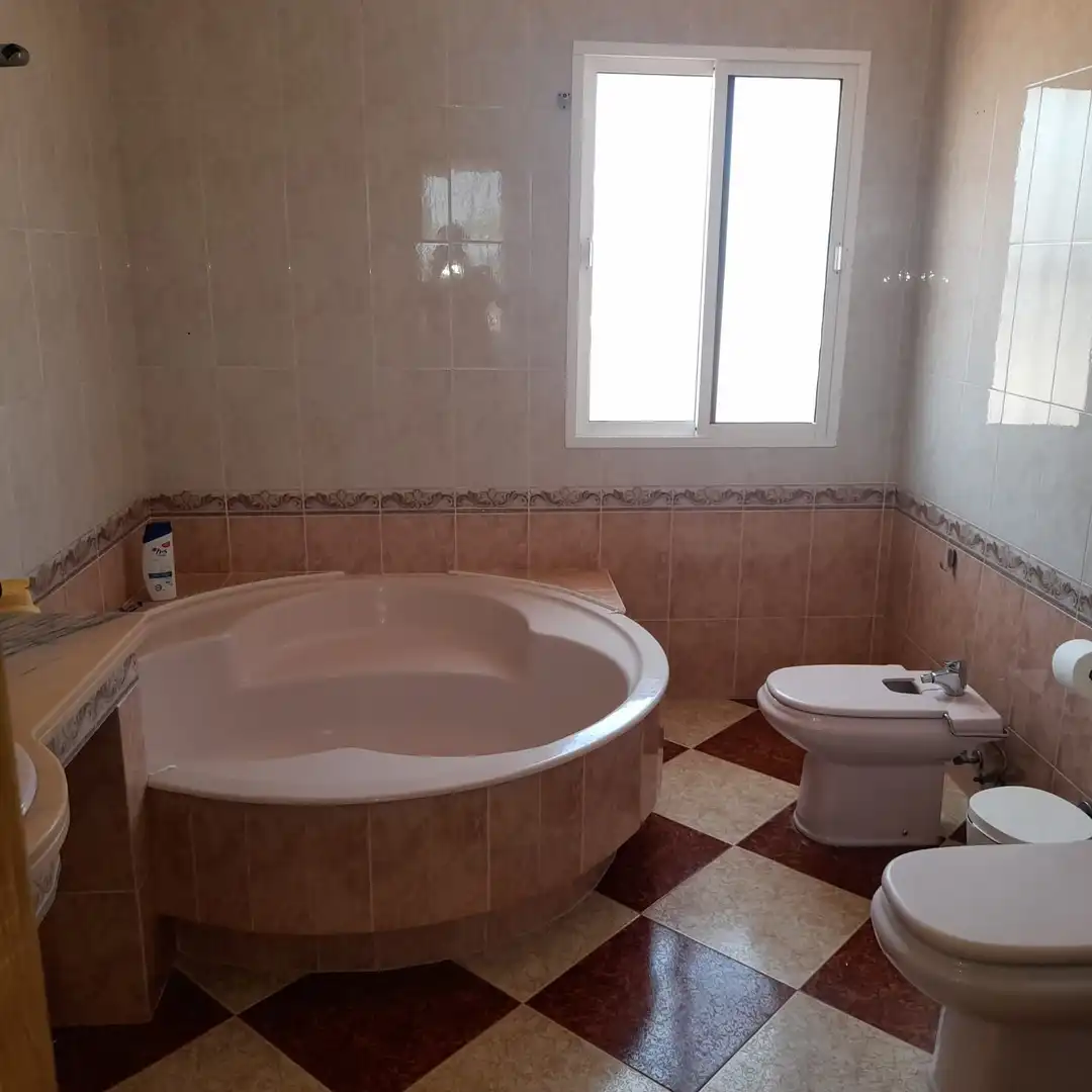 Bany de Casa o xalet de lloguer en Algeciras amb Terrassa, Traster i Piscina