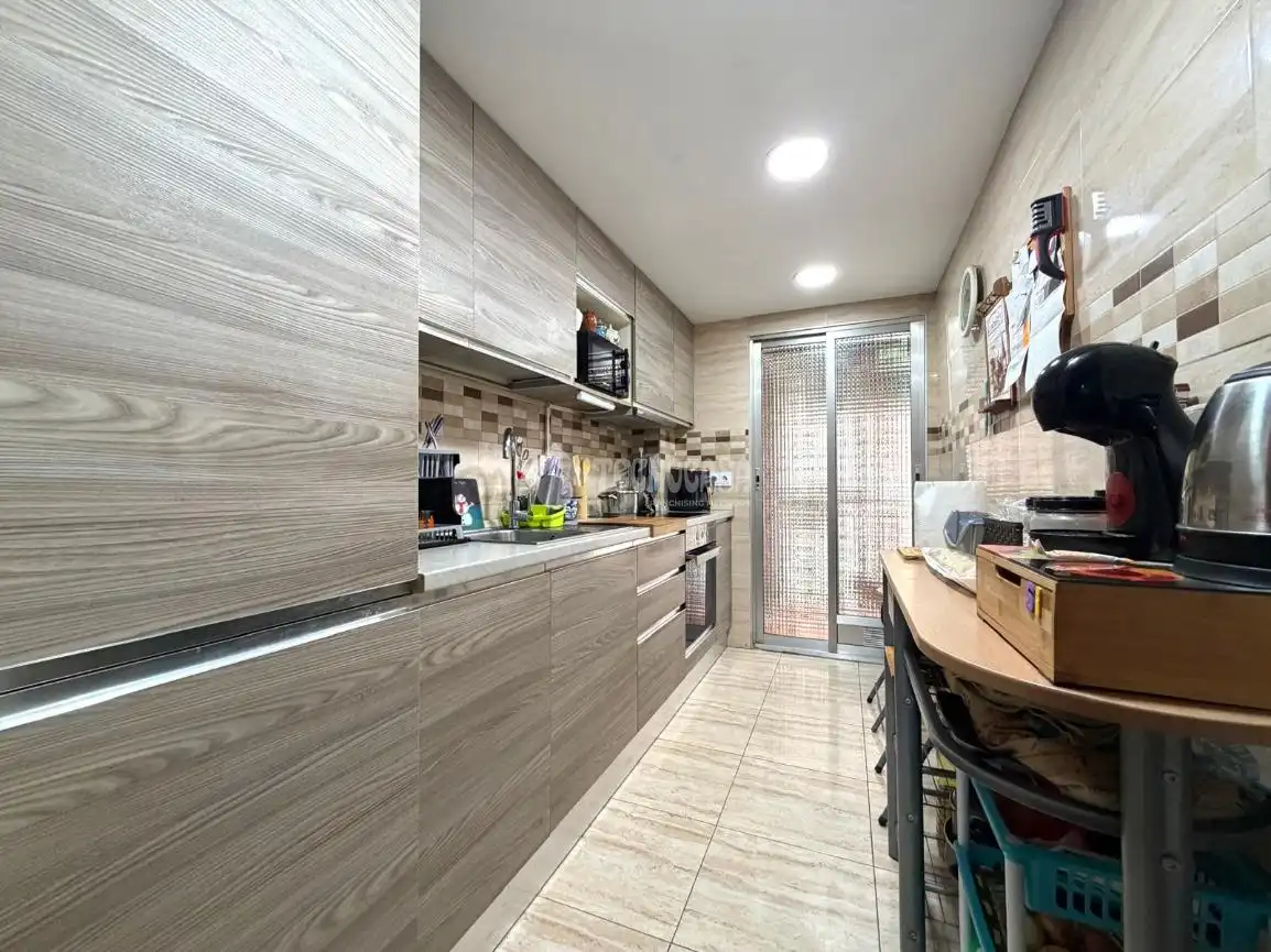 Flat with terrace for sale in Salut - Lloreda, imagen 11