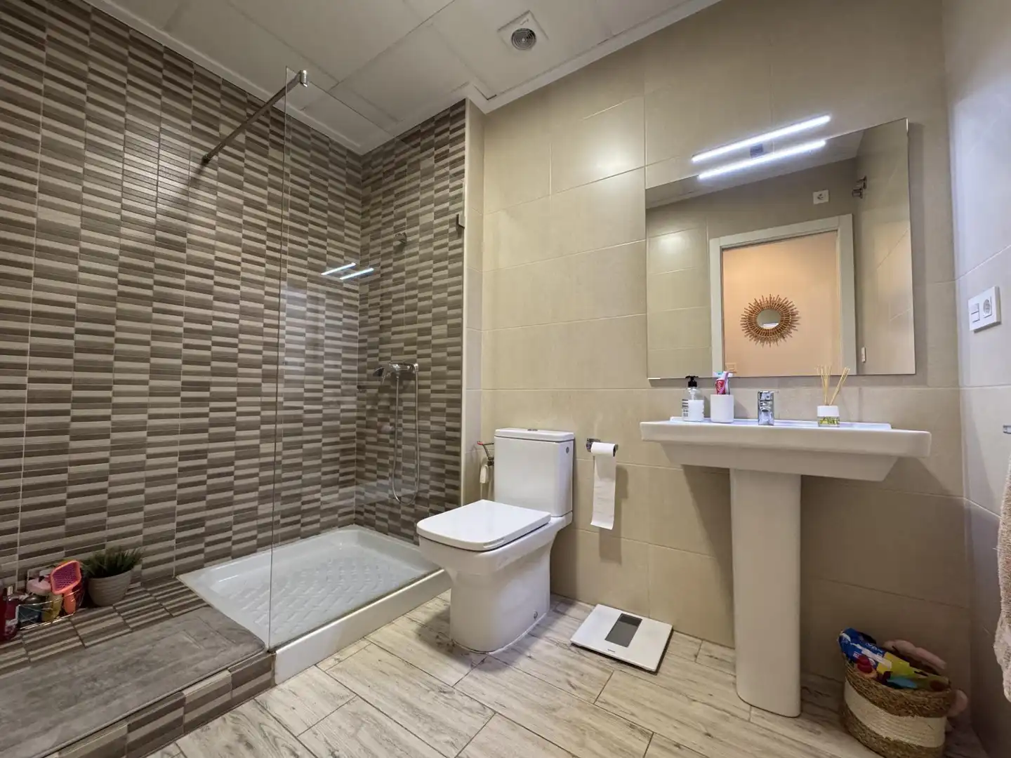 Badezimmer von Erdgeschoss zum Verkauf in Elche / Elx mit Klimaanlage, Heizung und Möbliert