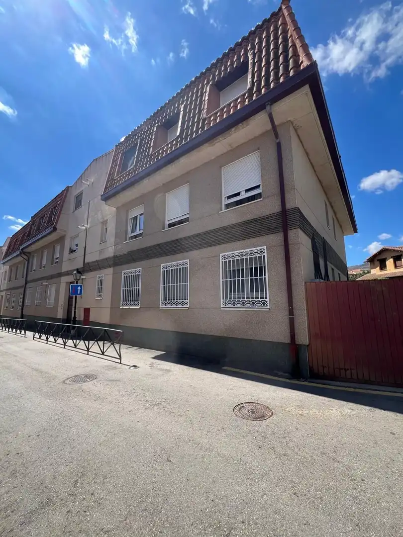 Vista exterior de Pis en venda en Navalafuente amb Calefacció i Piscina comunitària