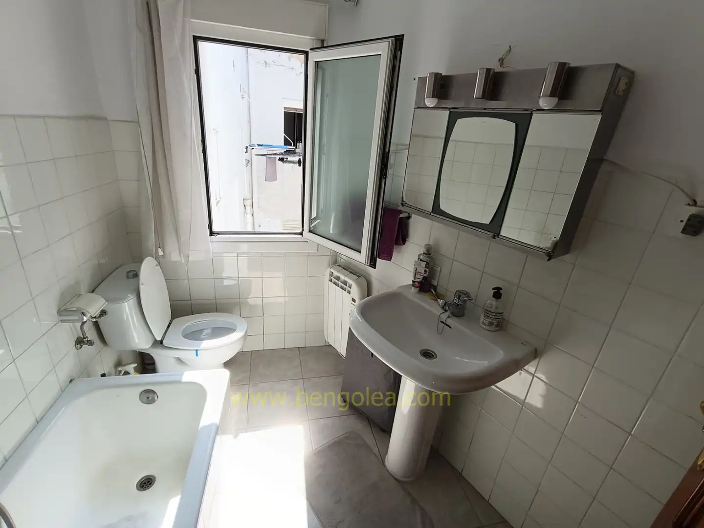 Badezimmer von Wohnung zum Verkauf in Santurtzi  mit Abstellraum und Balkon
