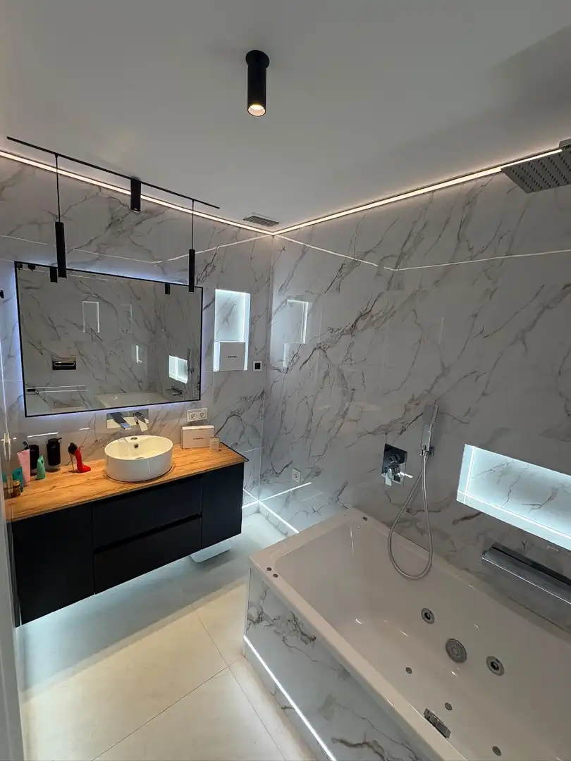 Baño de Apartamento de alquiler en Torrevieja con Aire acondicionado, Calefacción y Amueblado