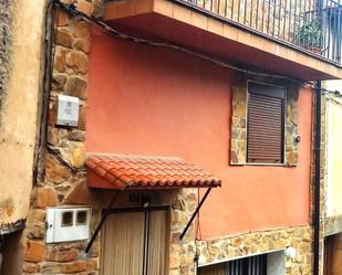 Vista exterior de Casa adosada en venda en Torre de Don Miguel amb Terrassa i Balcó