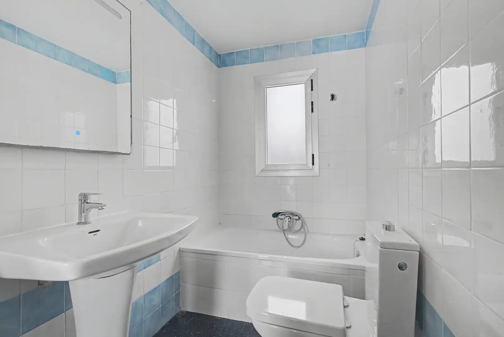 Bathroom of Flat for sale in Valencia  with Air Conditioner and Terrace