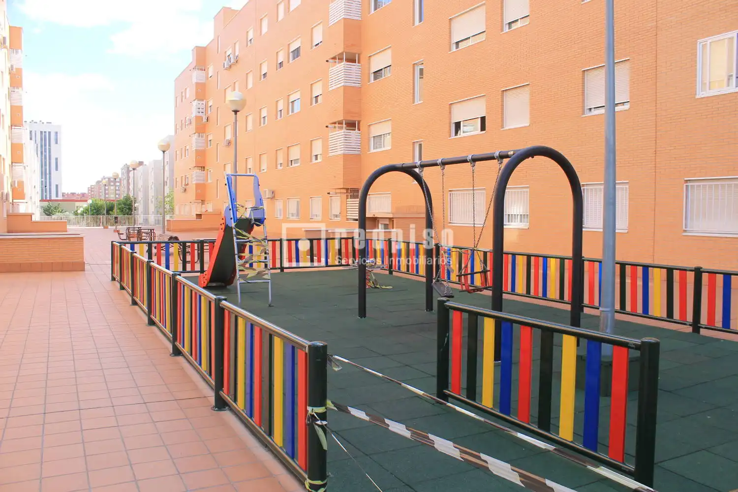 Vista exterior de Pis en venda en Parla amb Calefacció, Jardí privat i Traster